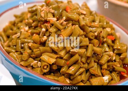 Primo piano di una ciotola di crauti tritati, specialità Guangxi, materia prima per tagliatelle di riso Foto Stock