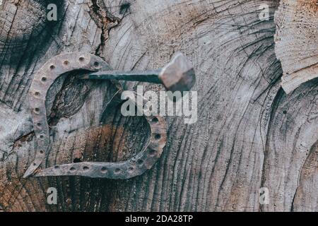 cuore forgiato e chiodo, amore san valentino grunge concetto, Foto Stock