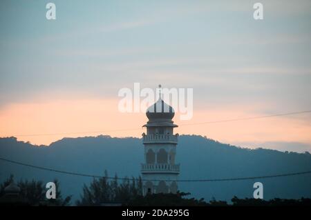 Torre della Moschea di Baiturrahim a Ulee Lheue, banda Aceh City, provincia di Aceh, Indonesia. Foto Stock