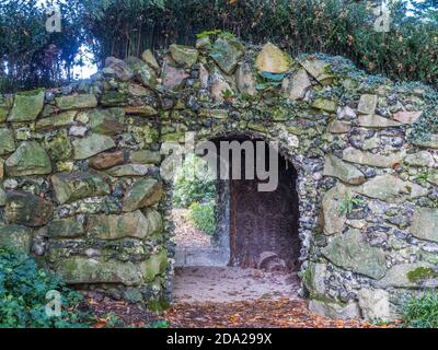 Magical Grotto and Portal, Englefield House Gardens, Englefield Estate, Englefield, Thale, Reading, Berkshire, Inghilterra, Regno Unito, GB. Foto Stock