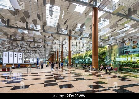 Singapore - 6 dicembre 2019: Interno dell'aeroporto Changi di Singapore - l'aeroporto civile principale per Singapore, e uno dei più grandi trasporti Foto Stock