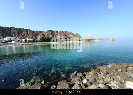 La costa di Kalbuh lungo la Corniche tra il vecchio Muscat e Mutrah in Oman. Foto Stock