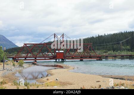 Ponte sul lago - Carcross - Yukon - Canada Foto Stock