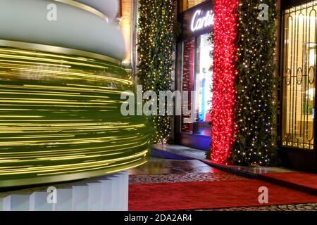 Boutique Cartier decorata per il nuovo anno e la vigilia di natale - Mosca, Russia, 10 dicembre 2019 Foto Stock