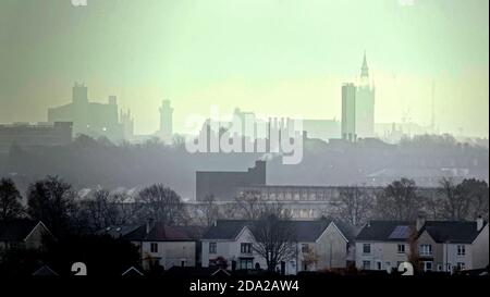 Glasgow, Scozia, Regno Unito. 9tht Novembre, 2020: Regno Unito Meteo:Misty inizio come veloce nebbia in movimento soffia sulla città. Oltre l'ubiversity di glasgow e il circo del parco. Credit: Gerard Ferry/Alamy Live News Foto Stock