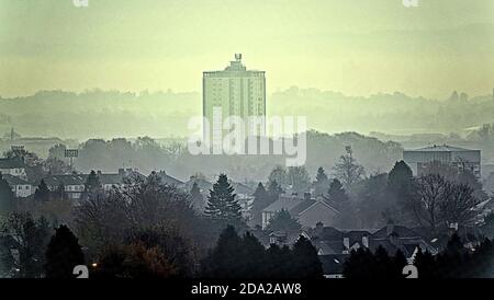 Glasgow, Scozia, Regno Unito. 9tht Novembre, 2020: Regno Unito Meteo:Misty inizio come veloce nebbia in movimento soffia sulla città. Guardando a sud della città dal West End. Credit: Gerard Ferry/Alamy Live News Foto Stock