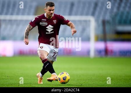 Torino, Italia. 8 novembre 2020. TORINO, ITALIA - 08 novembre 2020: Karol Linetty del Torino FC in azione durante la Serie A Football Match tra Torino FC e FC Crotone. (Foto di Nicolò campo/Sipa USA) Credit: Sipa USA/Alamy Live News Foto Stock