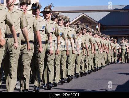 Charters Towers, Australia Aprile 25, 2015: Anzac Day Parade di soldati che marciano verso il basso sulla strada principale della città Foto Stock