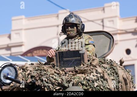 Soldato australiano in uniforme camuffata seduto in un carro armato durante Anzac giorno parata Foto Stock
