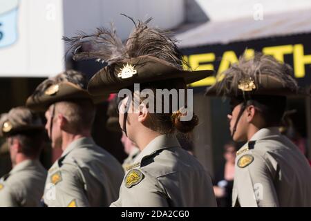 Charters Towers, Australia - 25 aprile 2015: Una soldato australiana che indossa il cappello di slouch mentre marciava in una parata Anzac Day Foto Stock