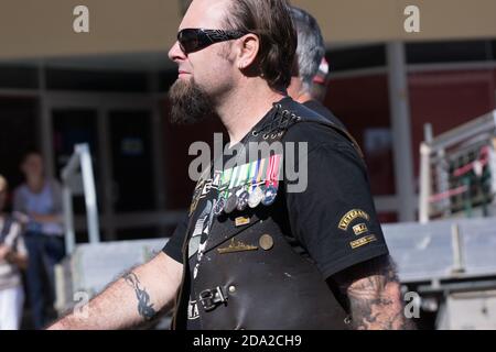 Charters Towers, Australia - 25 aprile 2015: Un veterano restituito indossare medaglie in marcia il giorno dell'Anzac Foto Stock