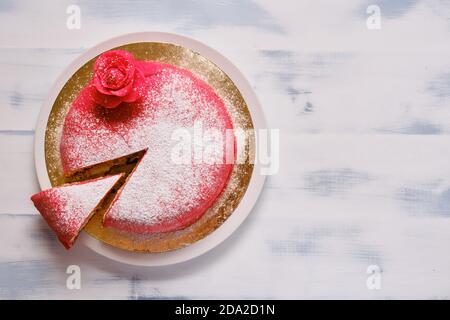 Torta rossa ricoperta di marzapane o mastice con un pezzo tagliato, spazio di copia Foto Stock