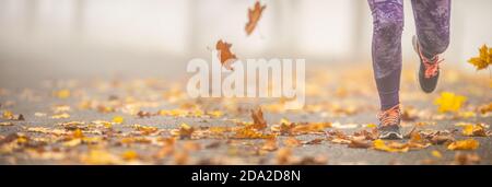 Vista ravvicinata delle gambe femminili che corrono nella natura autunnale. Foto Stock