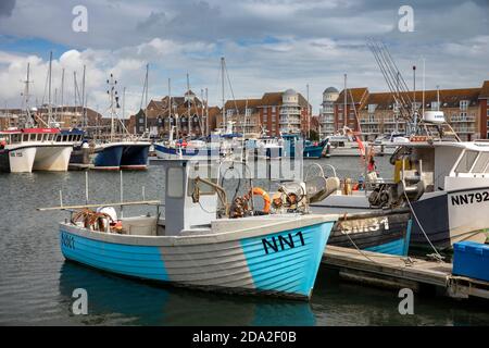 Regno Unito, Inghilterra, East Sussex, Eastbourne, Sovereign Harbour, barche da pesca locali ormeggiate tra imbarcazioni da diporto Foto Stock