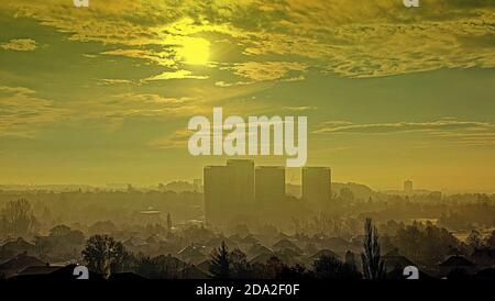 Glasgow, Scozia, Regno Unito. 9 novembre 2020: Regno Unito Meteo: Misty inizio come il sole si rompe attraverso la nebbia sulle torri di Lincoln Avenue. Credit: Gerard Ferry/Alamy Live News Foto Stock