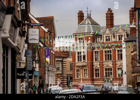 Regno Unito, Inghilterra, East Sussex, Eastbourne, Little Chelsea, South Street con il municipio alla fine della strada Foto Stock