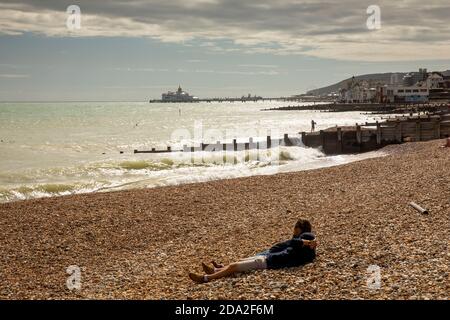 Regno Unito, Inghilterra, East Sussex, Eastbourne, i visitatori si rilassano sulla spiaggia di ciottoli Foto Stock