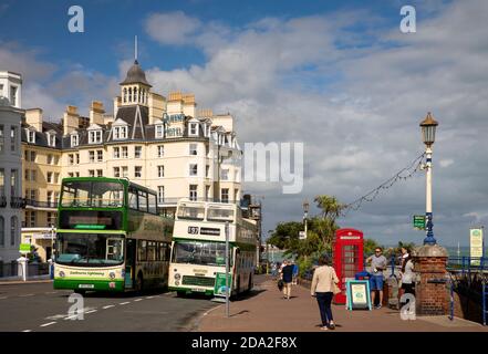 Regno Unito, Inghilterra, East Sussex, Eastbourne, lungomare, autobus turistici con tetto aperto alla fermata del molo Foto Stock