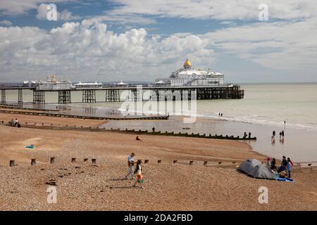 Regno Unito, Inghilterra, East Sussex, Eastbourne, lungomare, visitatori sulla spiaggia vicino al molo Foto Stock