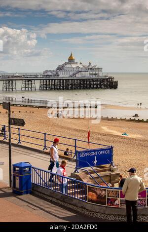 Regno Unito, Inghilterra, East Sussex, Eastbourne, visitatori sul lungomare vicino al molo Foto Stock