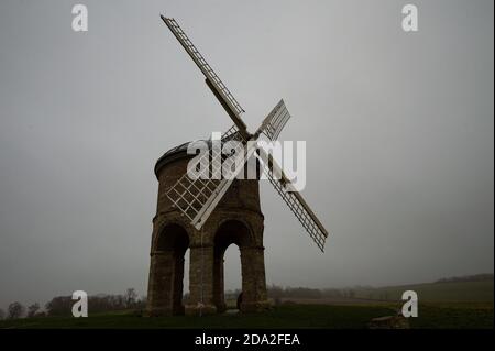 La nebbia densa circonda il mulino di Chesterton, Warwickshire. Foto Stock