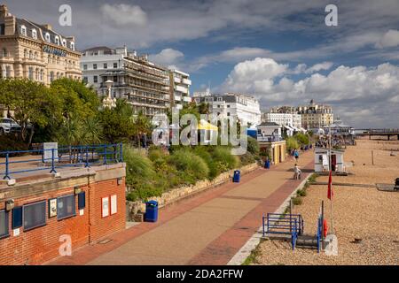 Regno Unito, Inghilterra, East Sussex, Eastbourne, lungomare, visitatori sulla passeggiata sopra la spiaggia Foto Stock