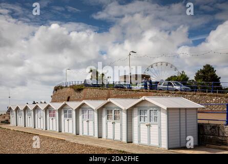 Regno Unito, Inghilterra, East Sussex, Eastbourne, lungomare, capanne sulla spiaggia sotto la Wish Tower, martello Tower Foto Stock