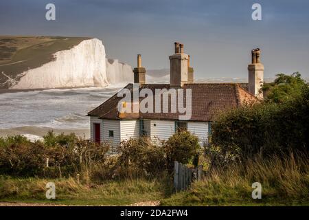 Regno Unito, Inghilterra, East Sussex, Seaford, Cuckmere Haven, Seasherboarded Coastguard Cottage at Seven Sisters Cliffs Foto Stock