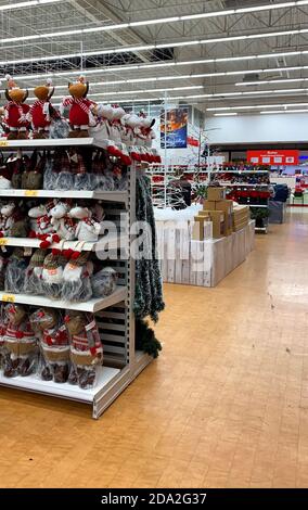 Gli scaffali di un enorme negozio sono riempiti di Natale paraphernalia Foto Stock