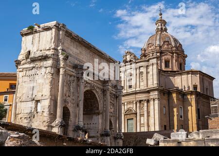 Città di Roma in Italia, l'antico Arco di Settimio Severo e la chiesa Santi Luca e Martina Foto Stock