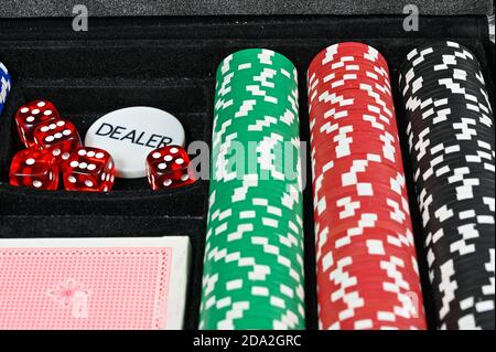 poker e gioco d'azzardo insieme con dadi e marcatori Foto Stock
