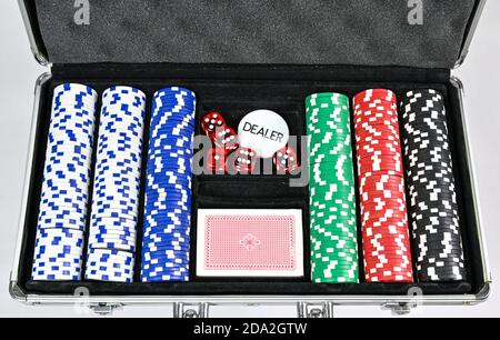 poker e gioco d'azzardo insieme con dadi e marcatori Foto Stock