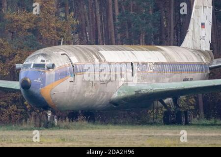 Berlino, Germania. 8 novembre 2020. Un Boeing 707-400 con livrea storica Lufthansa è in mostra presso l'aeroporto di Tegel. Nel corso della chiusura dell'aeroporto, l'aeromobile deve essere smantellato e riciclato. Credit: Jörg Carstensen/dpa/Alamy Live News Foto Stock