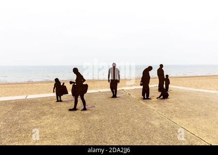 Sculture di silhouette in acciaio, Colwyn Bay, colwyn Bay sulla spiaggia sculture, sulla spiaggia 'scultura di Freshwest sulla passeggiata a Colwyn Bay Foto Stock