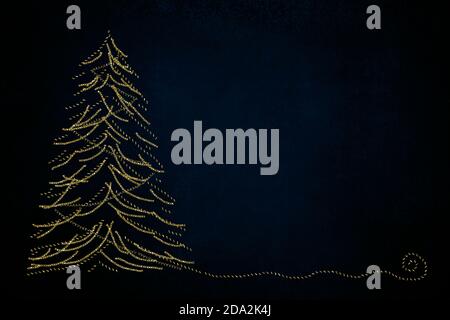 Biglietti d'auguri natalizi, disegno astratto a mano libera dell'abete dorato, sfondo di carta blu scuro con spazio vuoto. Foto Stock