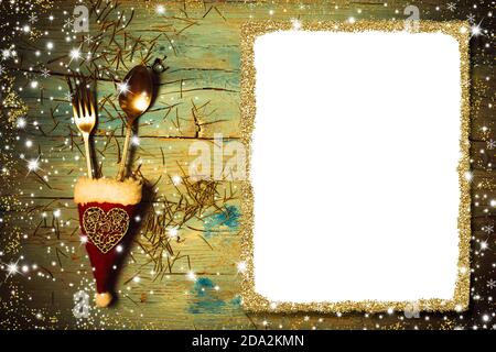 Menu di Natale, sfondo invita a scrivere. Vecchie posate all'interno di un cappello di Santa e sfondo vuoto per scrivere il menu di Natale Foto Stock