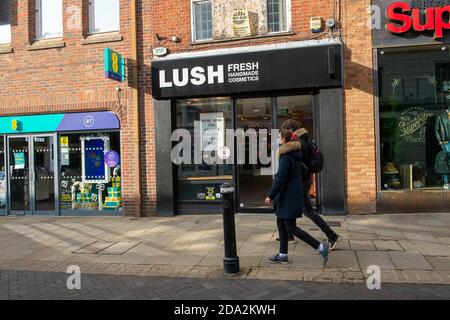 Windsor, Berkshire, Regno Unito. 7 Novembre 2020. Lush Cosmetics è temporaneamente chiuso durante il blocco. Windsor era oggi molto più affollato il terzo giorno del nuovo blocco di Coronavirus Covid-19. Molti più negozi e caffè erano aperti che durante il primo blocco. Credito: Maureen McLean/Alamy Foto Stock