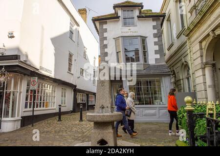 Windsor, Berkshire, Regno Unito. 7 Novembre 2020. La Casa Crooked occupata da Jersey Pearl è rimasta chiusa da marzo. Windsor era oggi molto più affollato il terzo giorno del nuovo blocco di Coronavirus Covid-19. Molti più negozi e caffè erano aperti che durante il primo blocco. Credito: Maureen McLean/Alamy Foto Stock