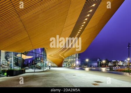 Helsinki, Finlandia - 4 novembre 2020: L'ingresso principale della biblioteca Oodi. Moderna architettura nordica. Foto Stock