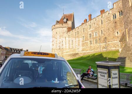 Windsor, Berkshire, Regno Unito. 7 Novembre 2020. All'esterno del Castello di Windsor c'è una coda di taxi con pochissimi passeggeri in questi giorni. Windsor era oggi molto più affollato il terzo giorno del nuovo blocco di Coronavirus Covid-19. Molti più negozi e caffè erano aperti che durante il primo blocco. Credito: Maureen McLean/Alamy Foto Stock