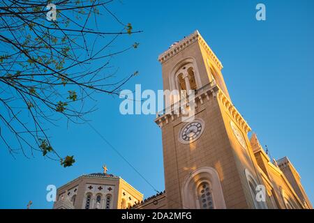 Foto a basso angolo della Cattedrale Metropolitana dell'Annunciazione Ad Atene sotto il cielo blu Foto Stock