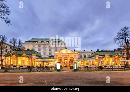 Helsinki, Finlandia - 5 novembre 2020: Il ristorante Kappeli nel parco Esplanada. Foto Stock