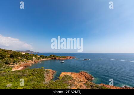 Saint-Raphael, Var, Francia - Capo Roux e la costa Esterel Foto Stock