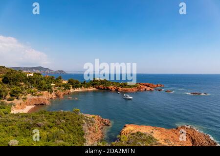 Saint-Raphael, Var, Francia - Capo Roux e la costa Esterel Foto Stock