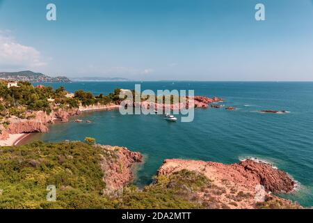 Saint-Raphael, Var, Francia - Capo Roux e la costa Esterel Foto Stock