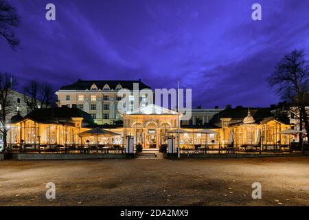 Helsinki, Finlandia - 5 novembre 2020: Il ristorante Kappeli nel parco Esplanada. Foto Stock