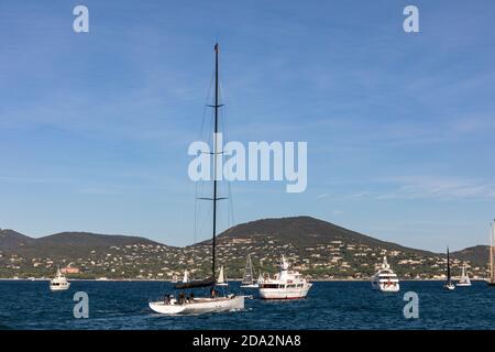 05 OTT 2019 - Saint-Tropez, Var, Francia - Barche a vela nella baia durante l'edizione 2019 della regata 'Les Voiles de Saint-Tropez'. Uomo sulla parte superiore del Foto Stock