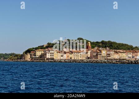 Vista su Saint-Tropez dal mare - costa azzurra, Francia Foto Stock