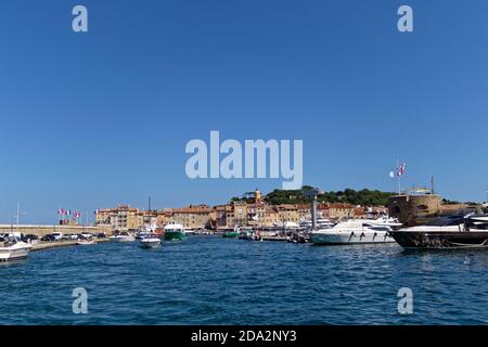 Vista su Saint-Tropez dal mare - costa azzurra, Francia Foto Stock