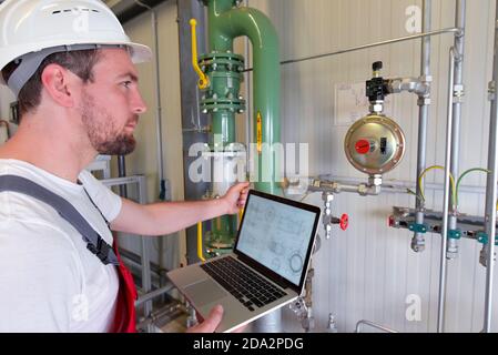 I meccanici riparano e controllano una macchina in un industriale moderno pianta Foto Stock